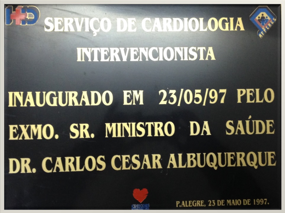 Placa comemorativa marcando a inauguração da CINECORS no HED.